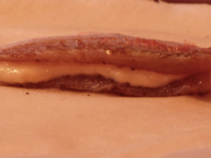 Sandwich the garlic cream with two fish fillets